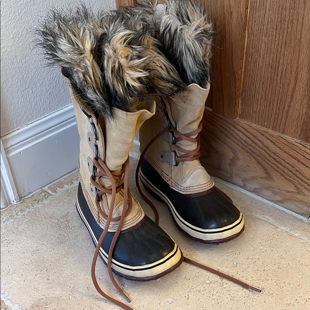 Sorel winter boots, barely worn! Size 7